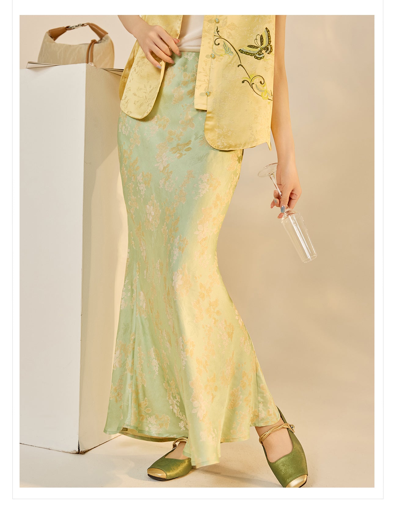 High-End Embroidery Stand Collar Vest & Jacquard Mermaid Skirt