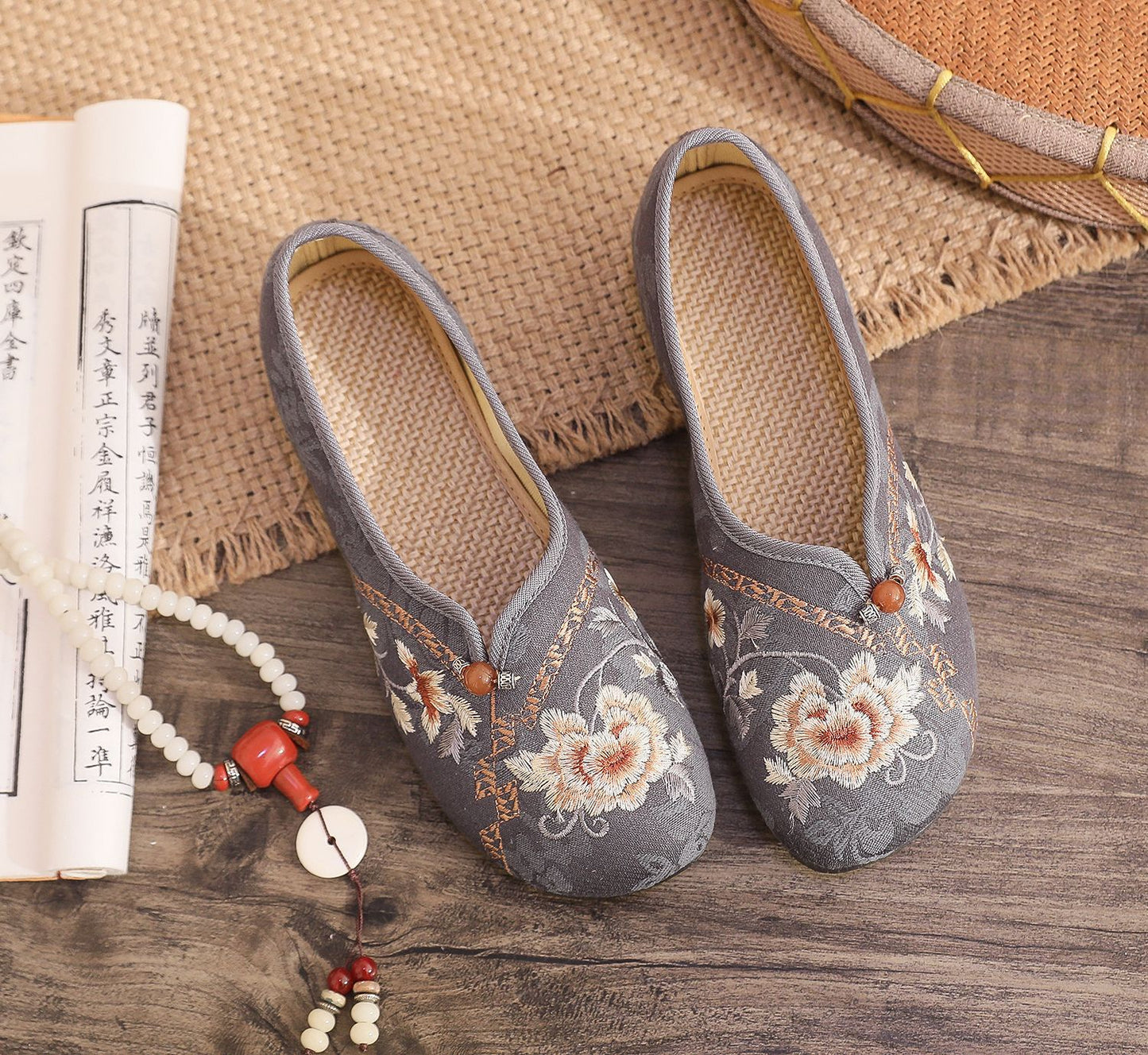 Old Beijing Style Women’s Flats — Retro Embroidered Costume Shoes