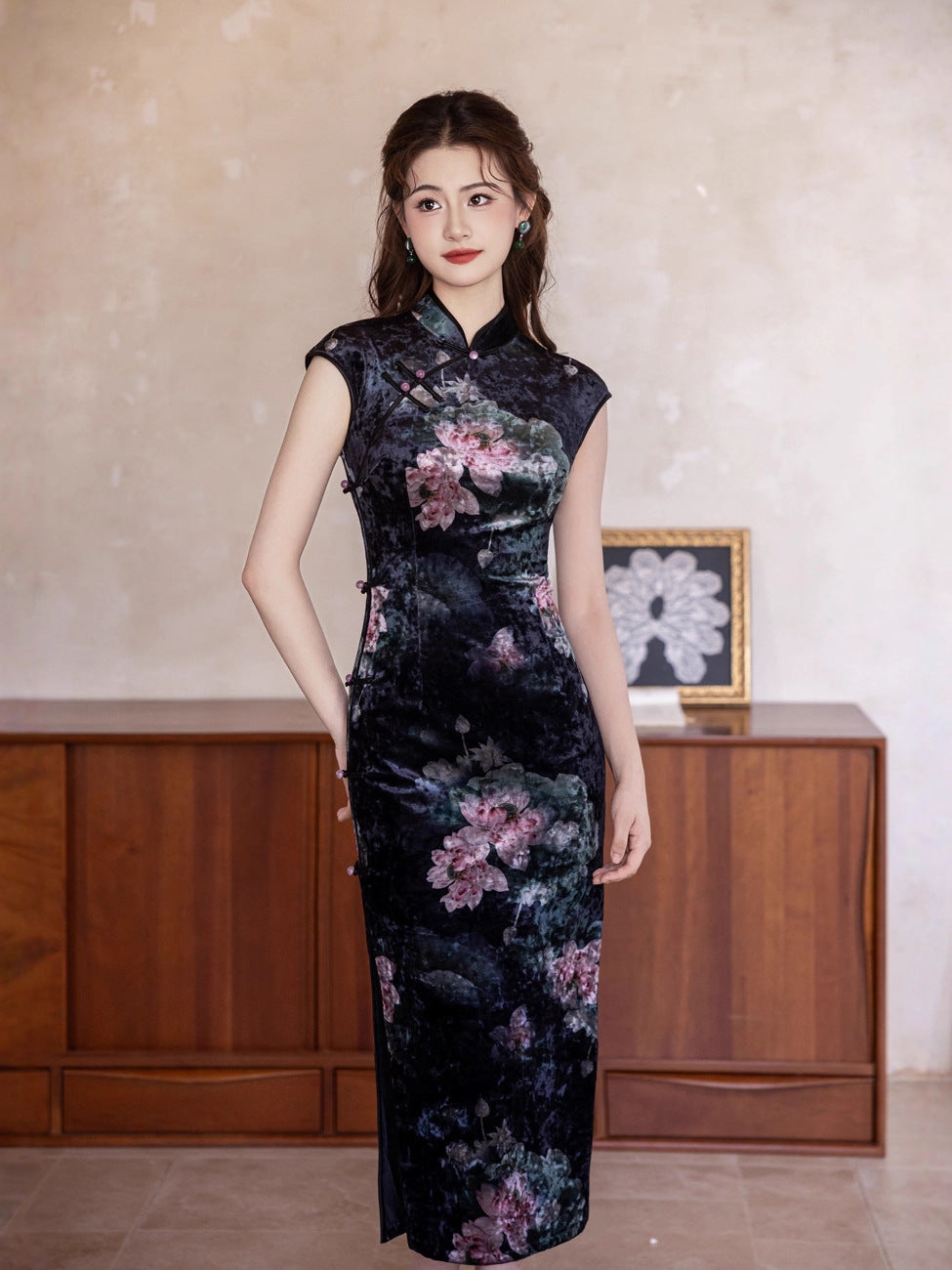 Ink Lotus Velvet Cheongsam – 2025 Elegant Autumn Sleeveless Dress