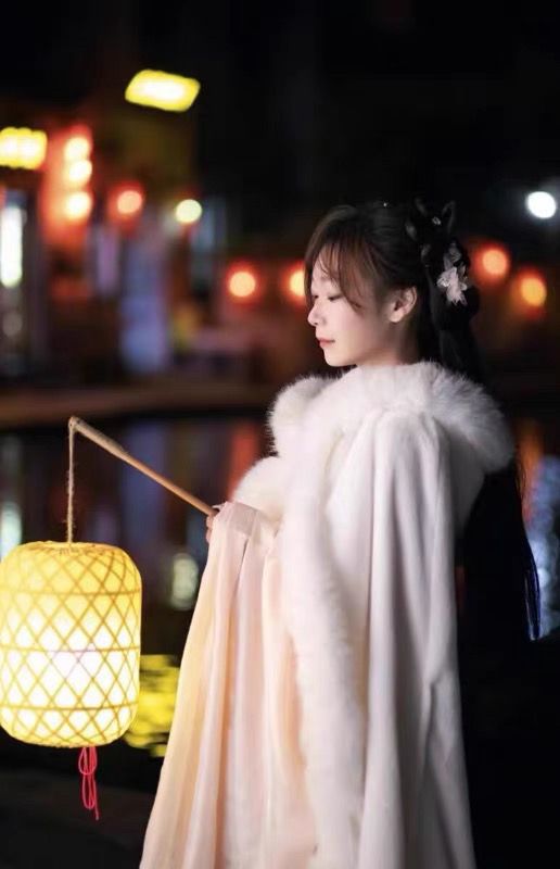 White Woolen Hanfu Cloak – Winter Thickened Fleece Cape for Women