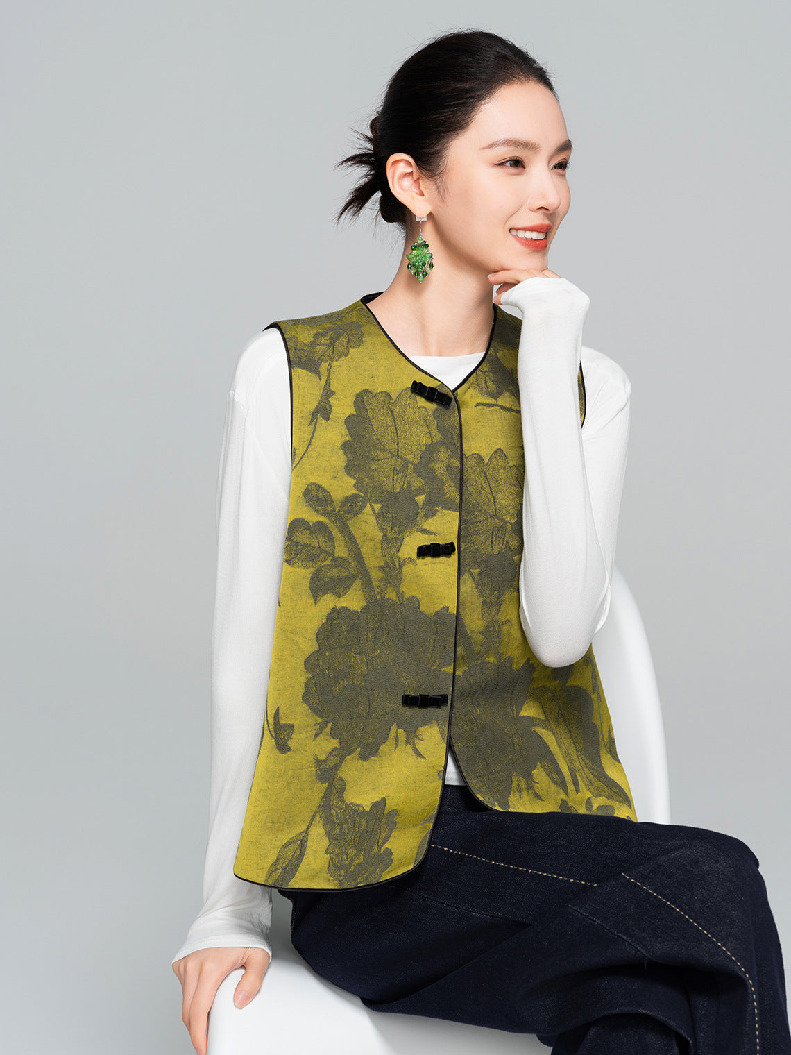 Sophisticated Jacquard Sleeveless Vest for Women