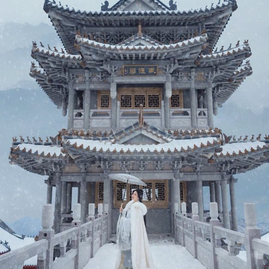 White Woolen Hanfu Cloak – Winter Thickened Fleece Cape for Women