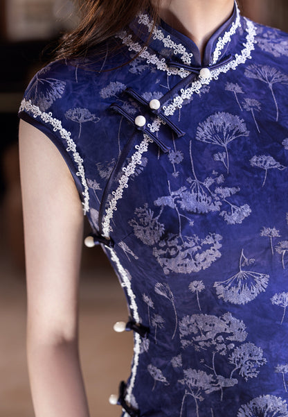 Retro Sleeveless Flocked Cheongsam – 2025 Autumn Long Dress