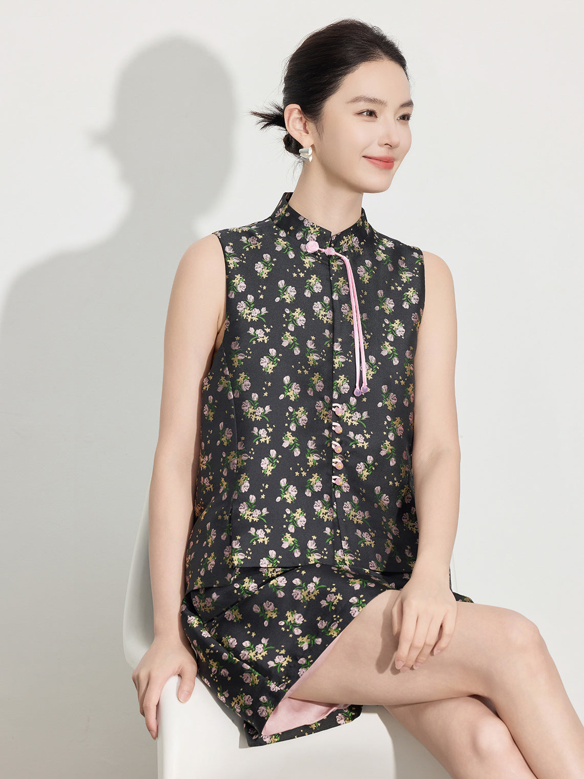 Light National Style Jacquard Sleeveless Vest & High Waist Shorts
