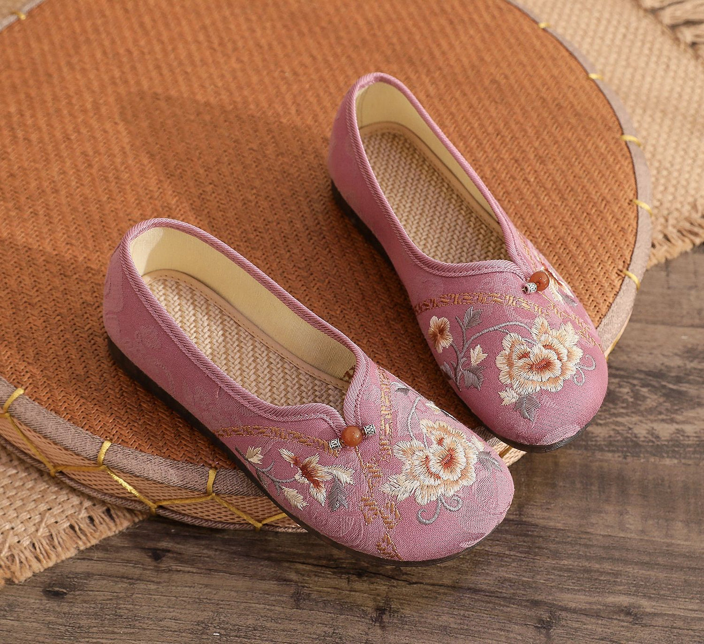 Old Beijing Style Women’s Flats — Retro Embroidered Costume Shoes