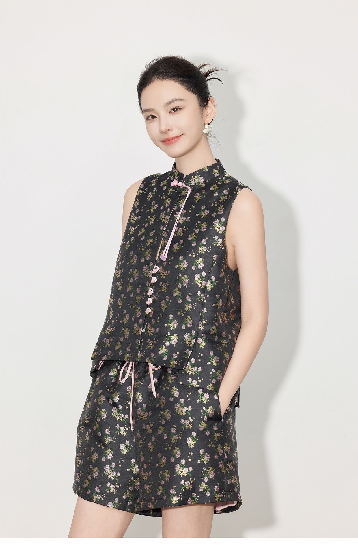 Light National Style Jacquard Sleeveless Vest & High Waist Shorts