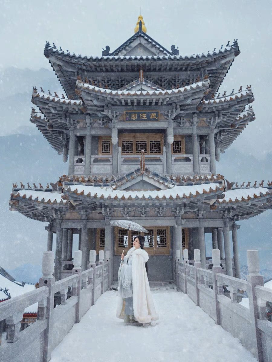 White Woolen Hanfu Cloak – Winter Thickened Fleece Cape for Women