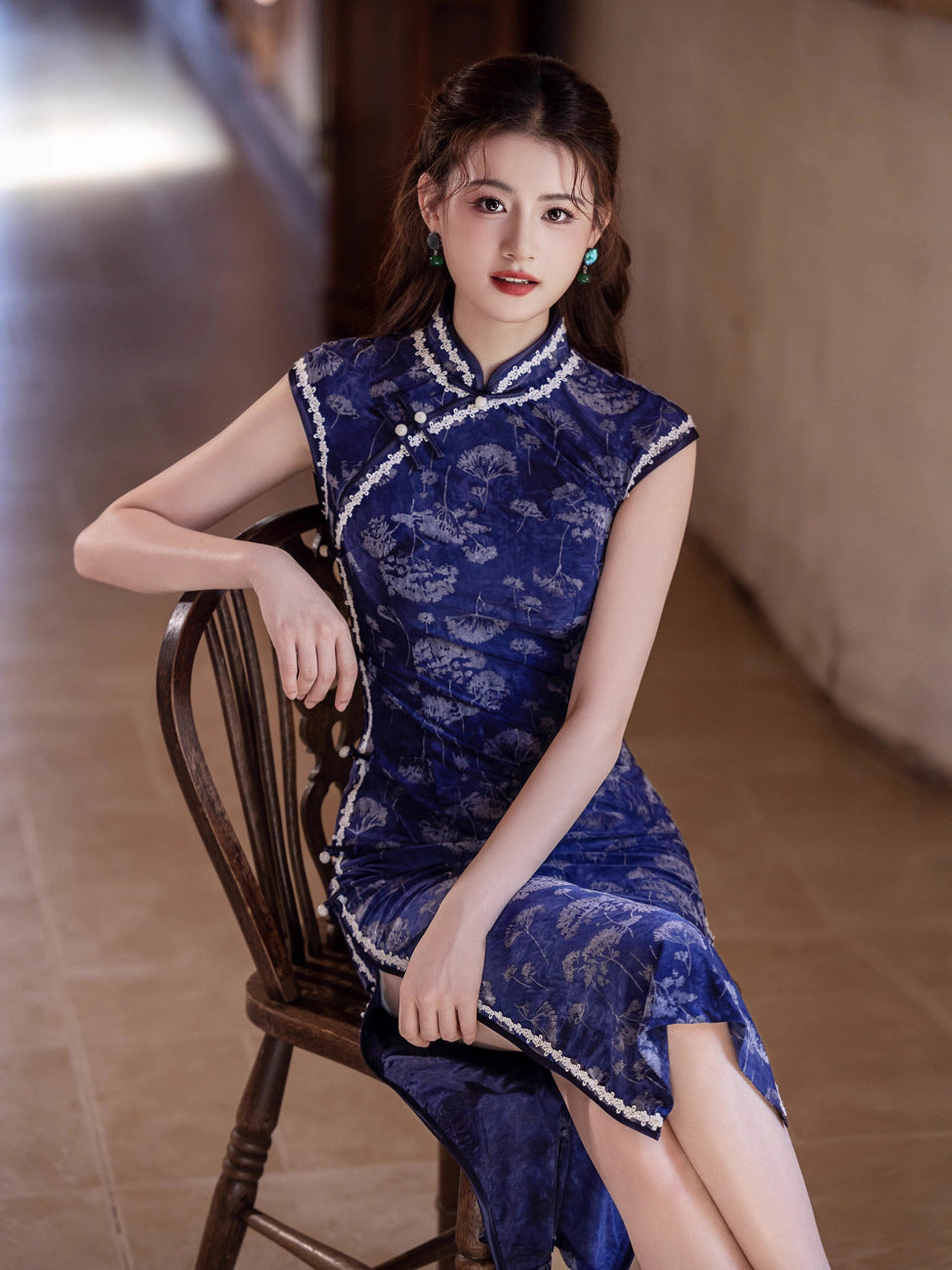 Retro Sleeveless Flocked Cheongsam – 2025 Autumn Long Dress