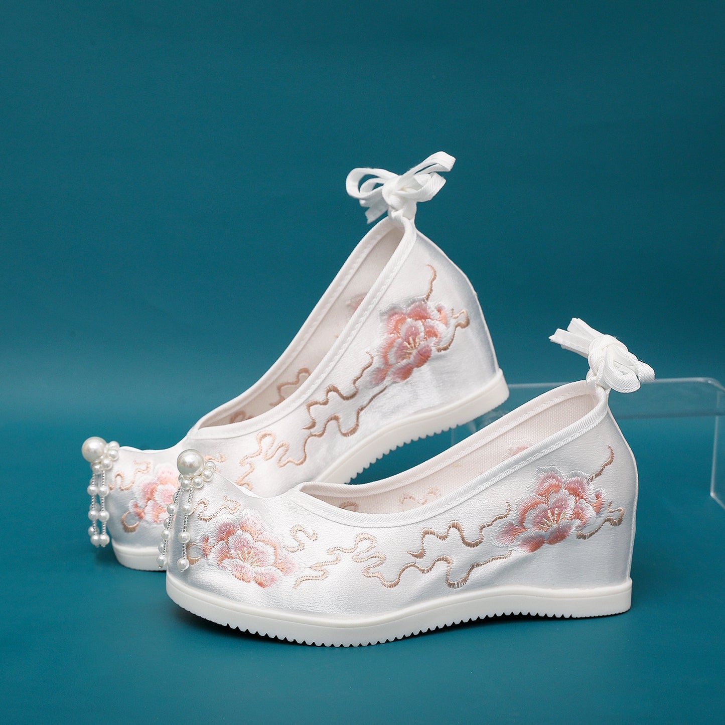 Spring Hanfu Shoes — Traditional Embroidered Hidden Heel Women’s Flats