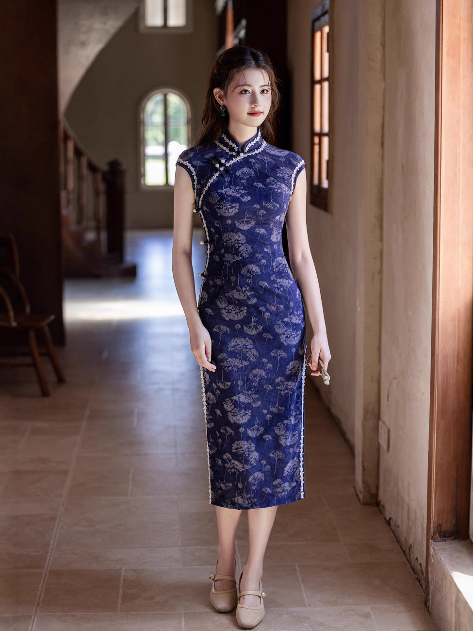 Retro Sleeveless Flocked Cheongsam – 2025 Autumn Long Dress