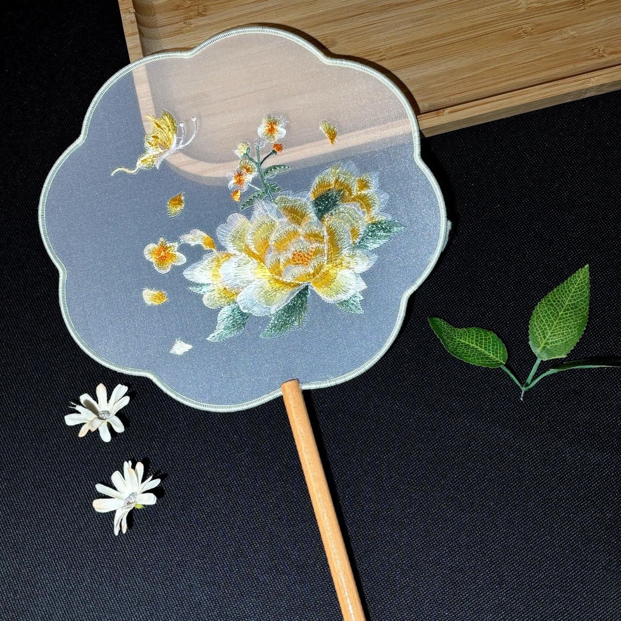 Suzhou Embroidered Round Fan — Hanfu Accessory for Women