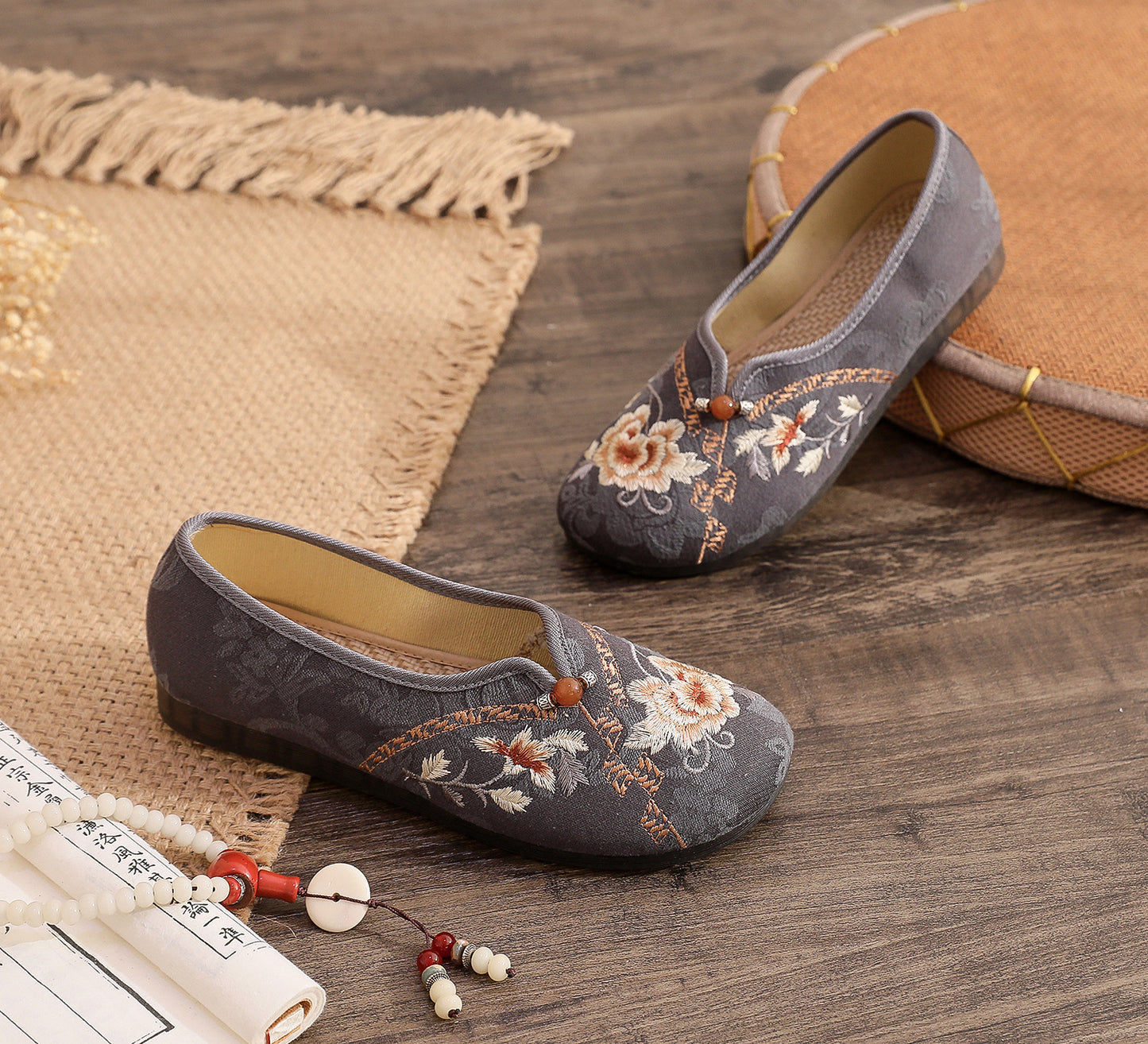 Old Beijing Style Women’s Flats — Retro Embroidered Costume Shoes