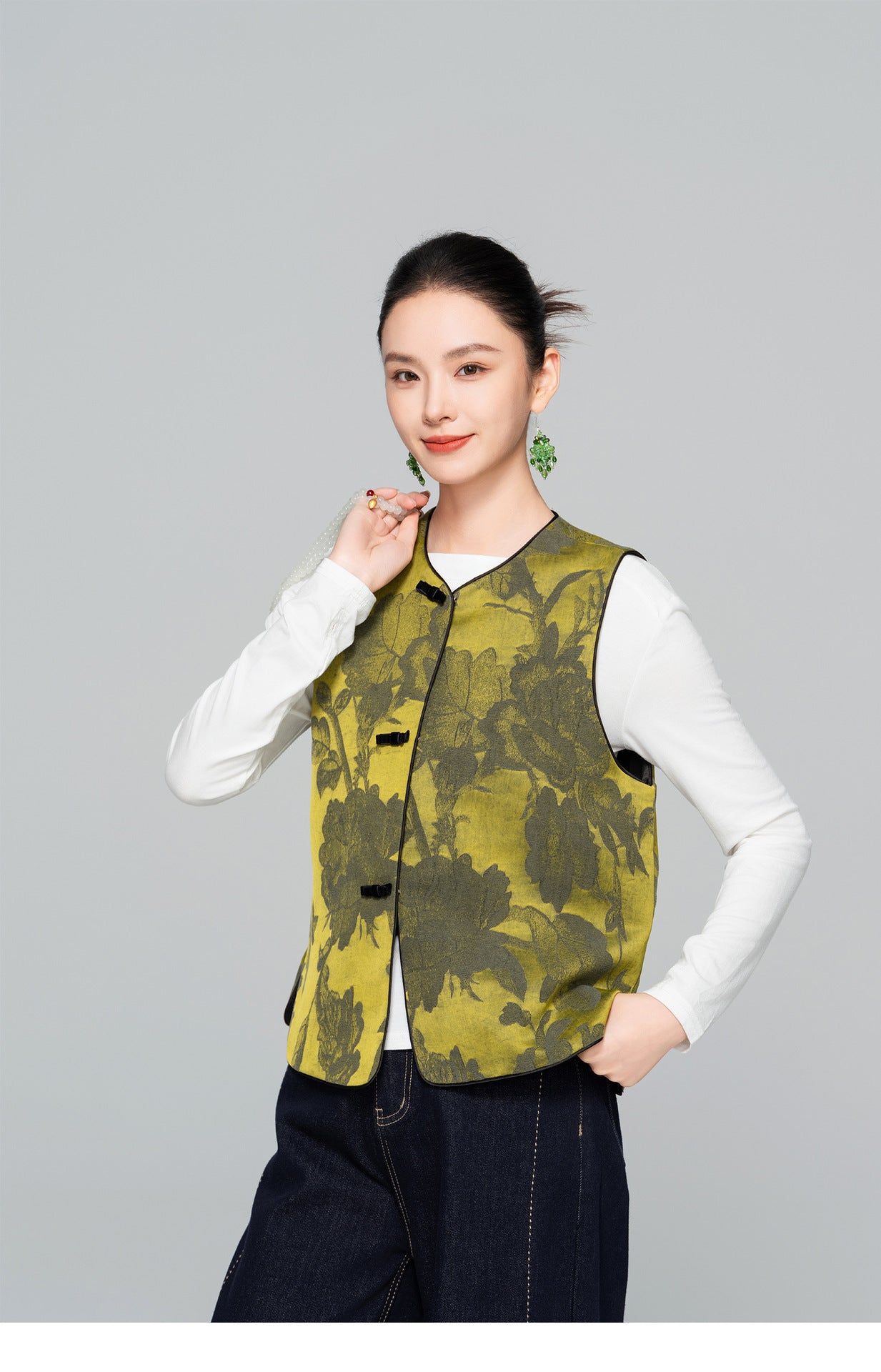 Sophisticated Jacquard Sleeveless Vest for Women
