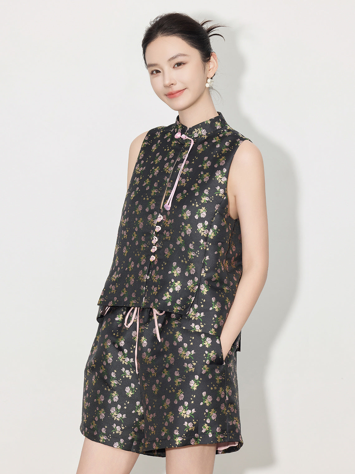 Light National Style Jacquard Sleeveless Vest & High Waist Shorts