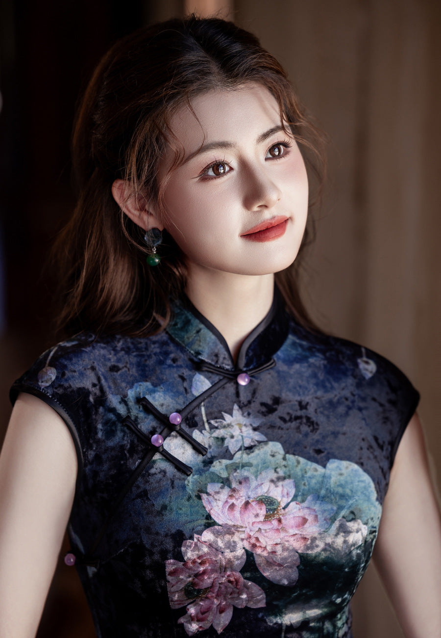 Ink Lotus Velvet Cheongsam – 2025 Elegant Autumn Sleeveless Dress