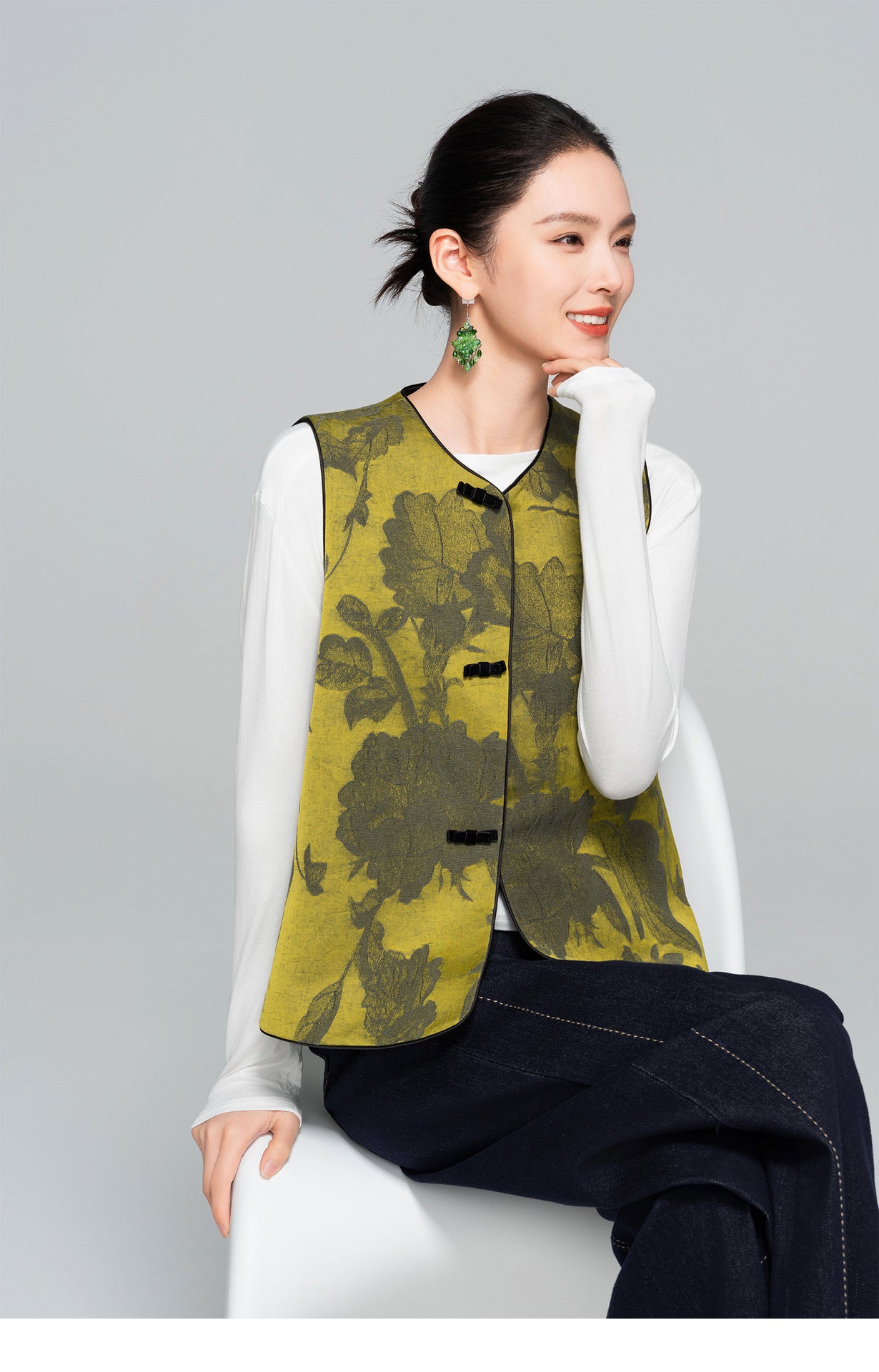 Sophisticated Jacquard Sleeveless Vest for Women