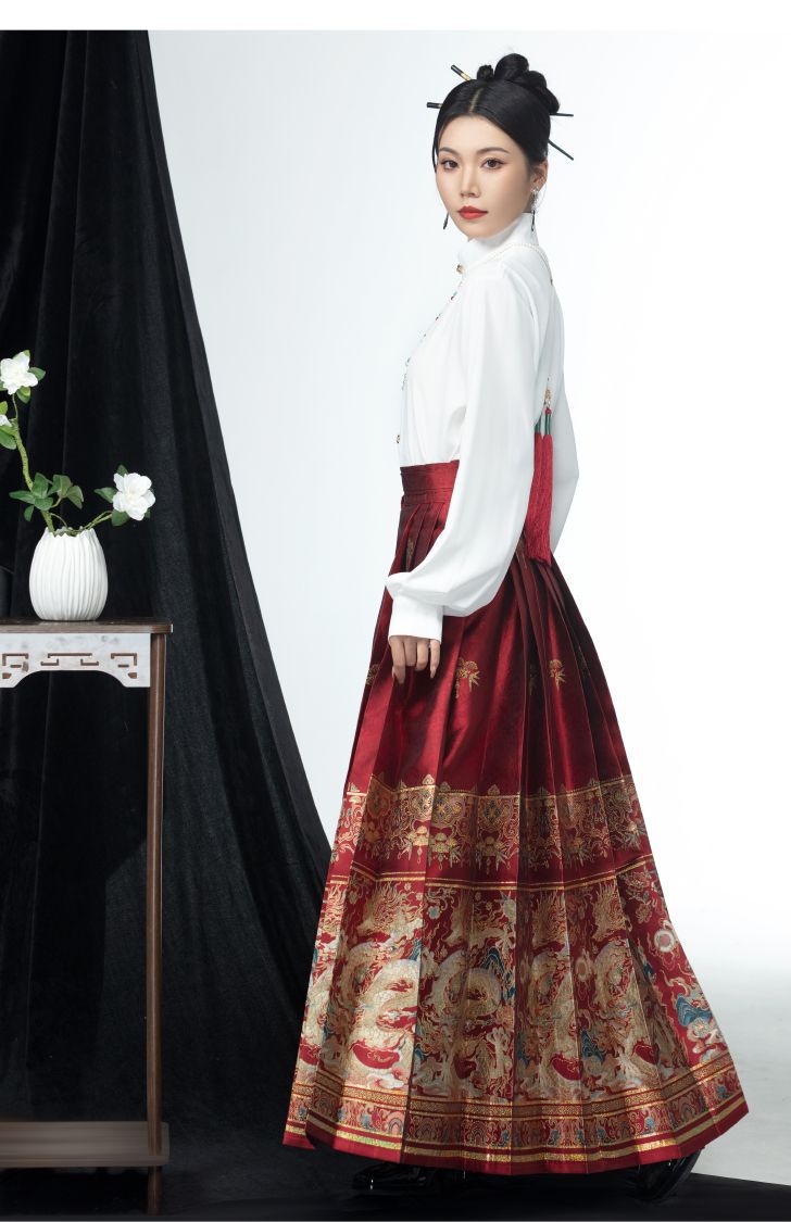 Elegant Autumn-Winter Brocade Horse-Face Skirt