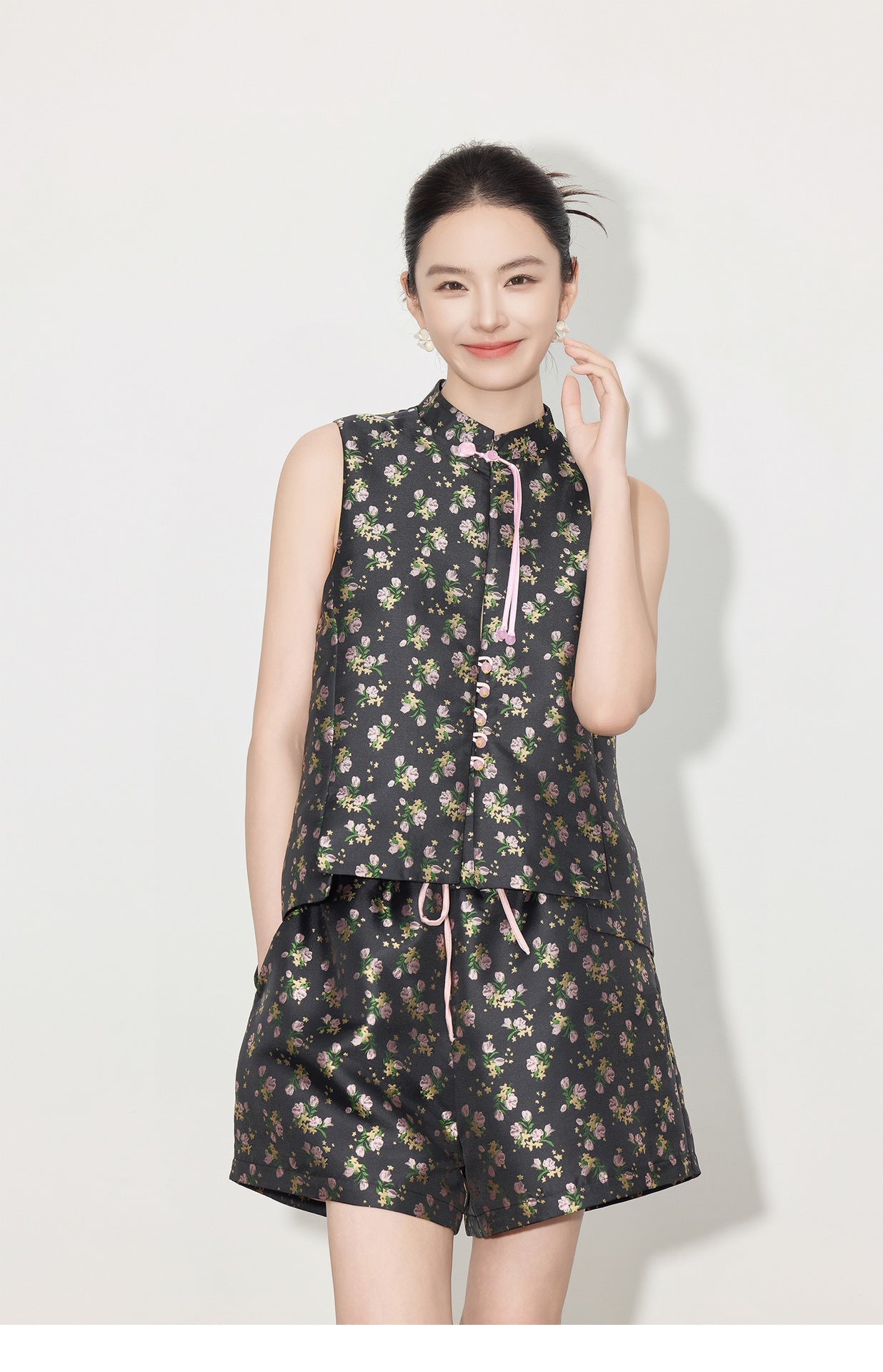 Light National Style Jacquard Sleeveless Vest & High Waist Shorts