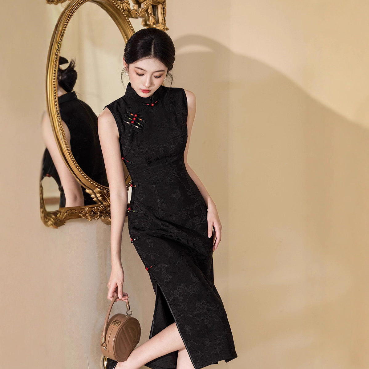 Improved Chinese Sleeveless Cheongsam – Elegant Autumn Fashion