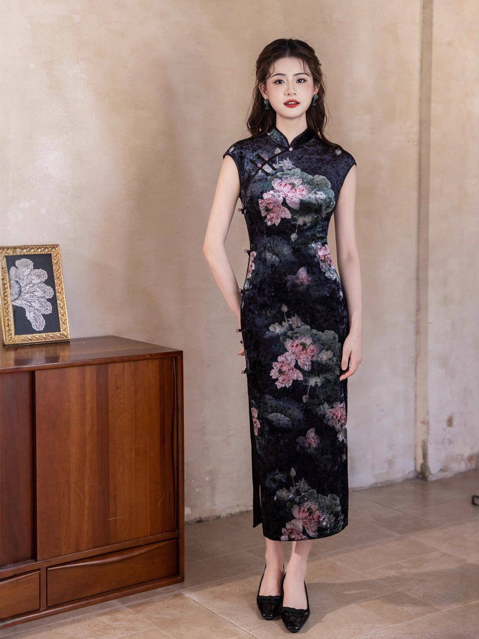 Ink Lotus Velvet Cheongsam – 2025 Elegant Autumn Sleeveless Dress