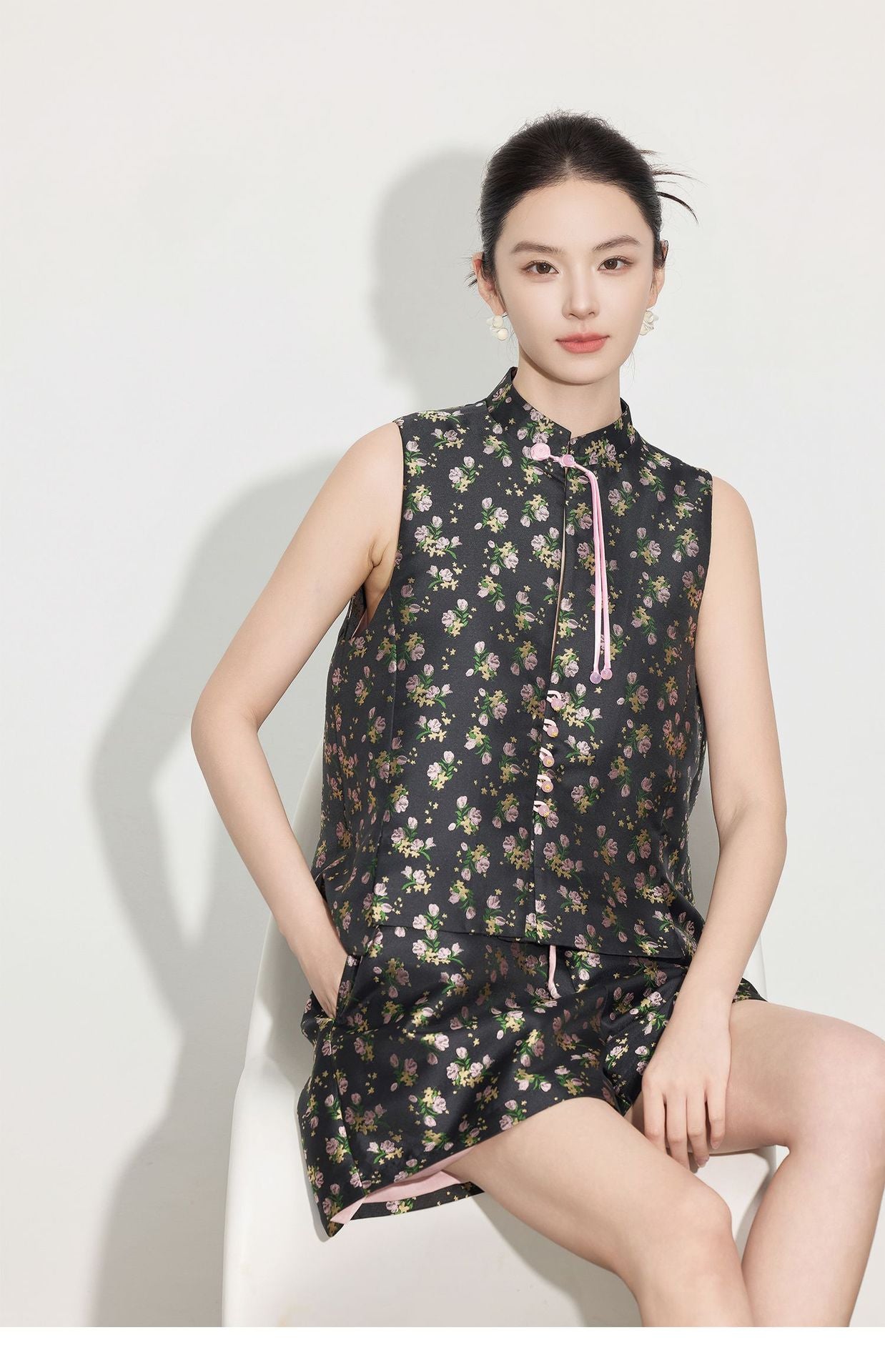 Light National Style Jacquard Sleeveless Vest & High Waist Shorts