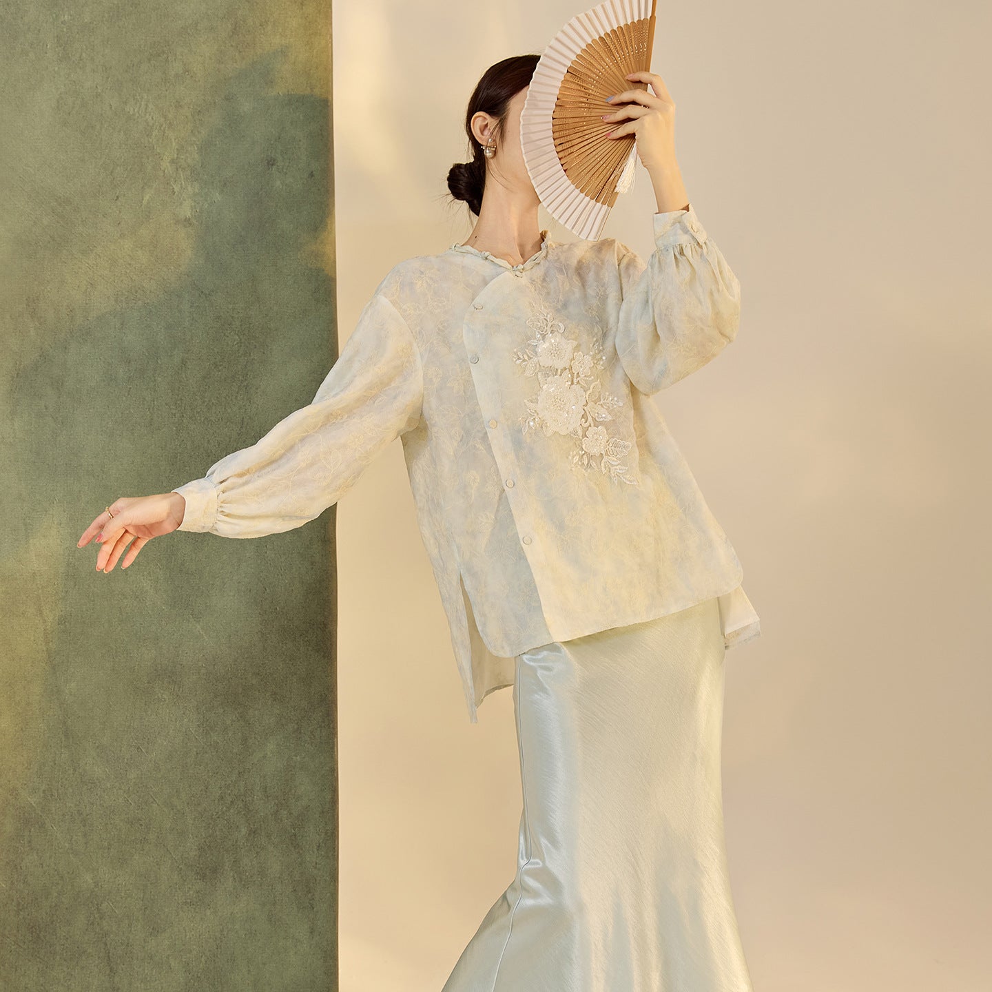 Early Autumn Retro Embroidered Top | New Chinese Style Artistic Shirt