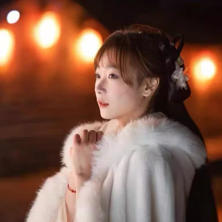 White Woolen Hanfu Cloak – Winter Thickened Fleece Cape for Women