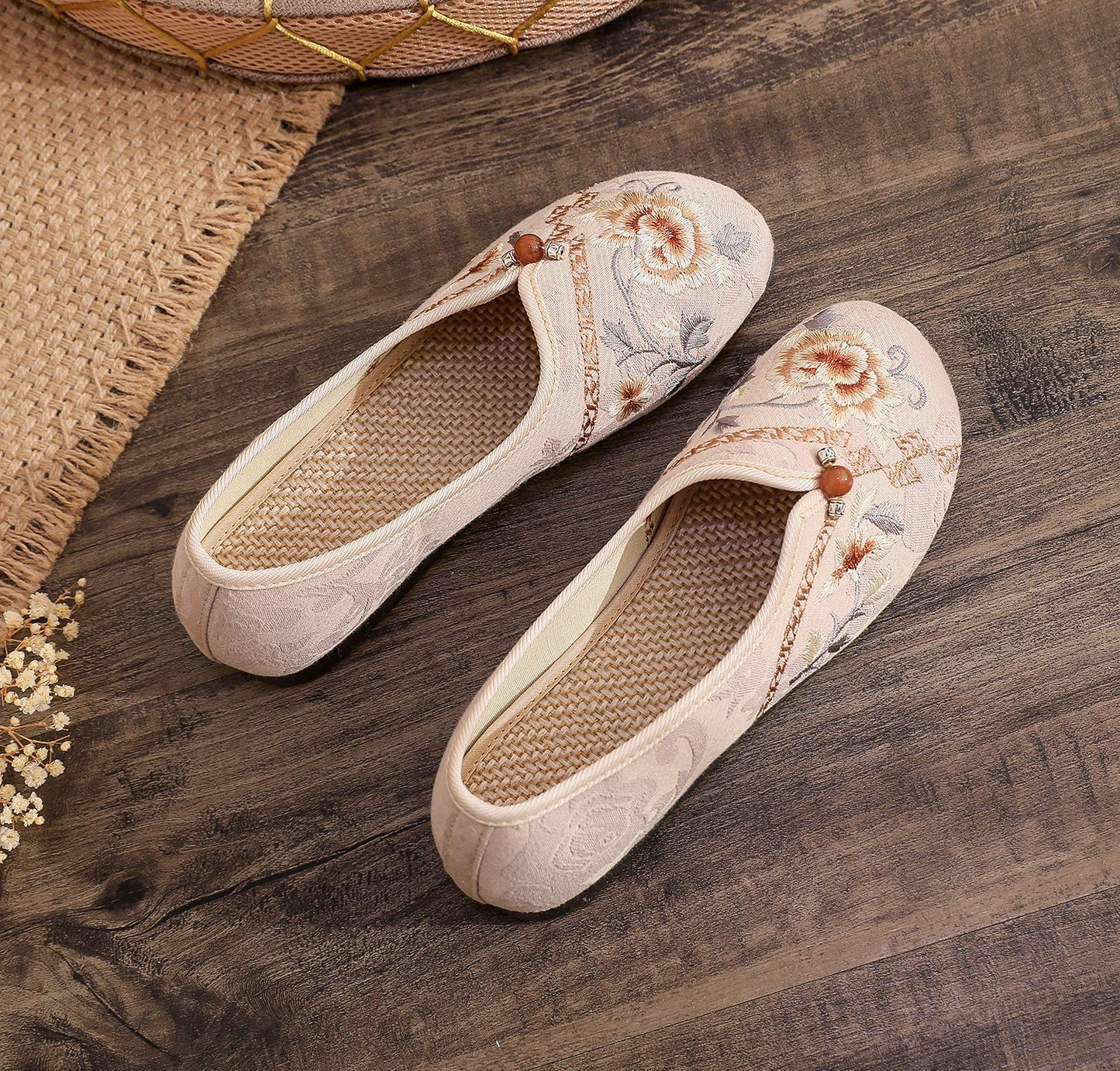 Old Beijing Style Women’s Flats — Retro Embroidered Costume Shoes