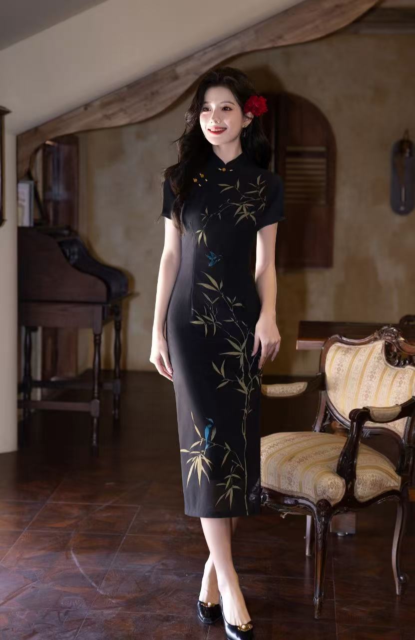 Elegant Black Cheongsam – 2025 Sleeveless Slim Fit Dress