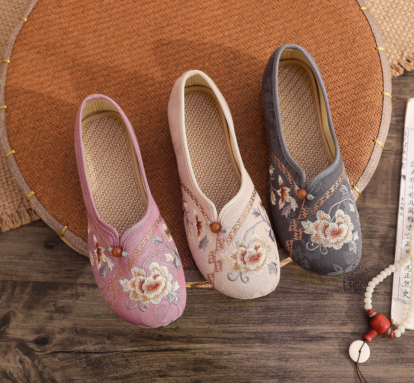 Old Beijing Style Women’s Flats — Retro Embroidered Costume Shoes