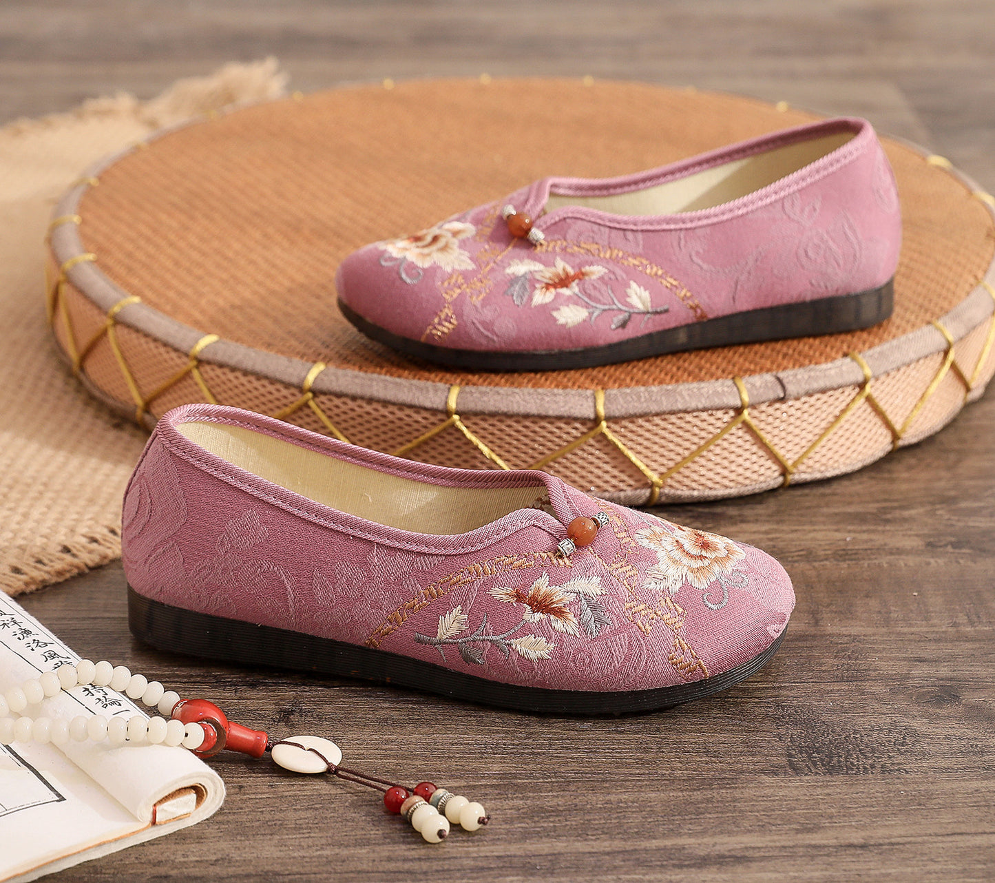 Old Beijing Style Women’s Flats — Retro Embroidered Costume Shoes