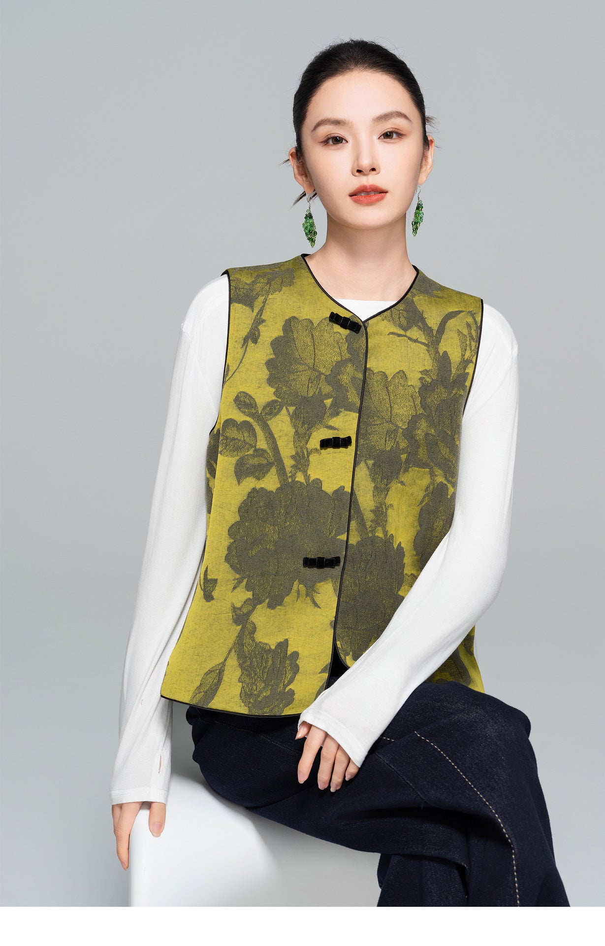 Sophisticated Jacquard Sleeveless Vest for Women