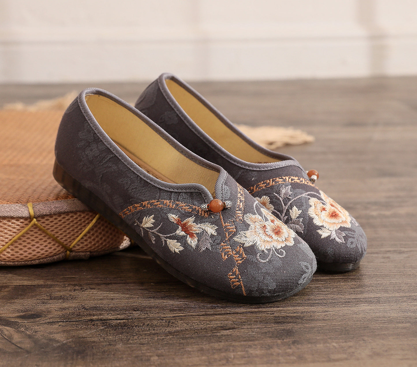 Old Beijing Style Women’s Flats — Retro Embroidered Costume Shoes