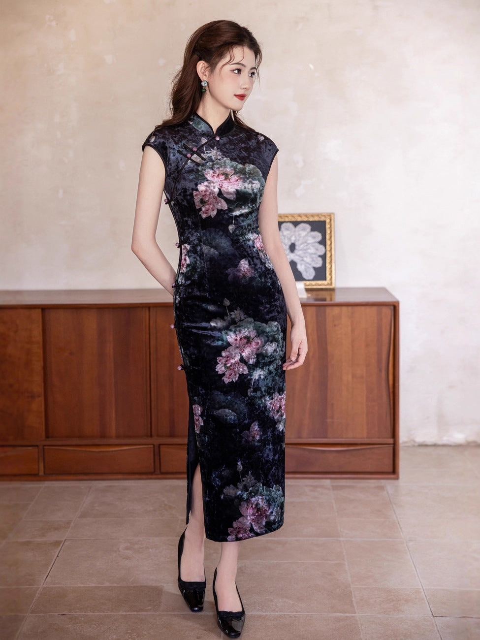 Ink Lotus Velvet Cheongsam – 2025 Elegant Autumn Sleeveless Dress