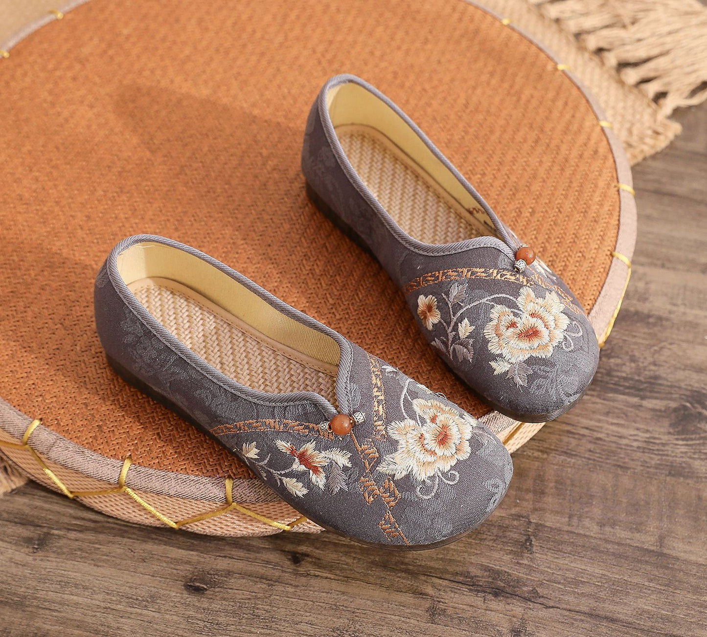 Old Beijing Style Women’s Flats — Retro Embroidered Costume Shoes