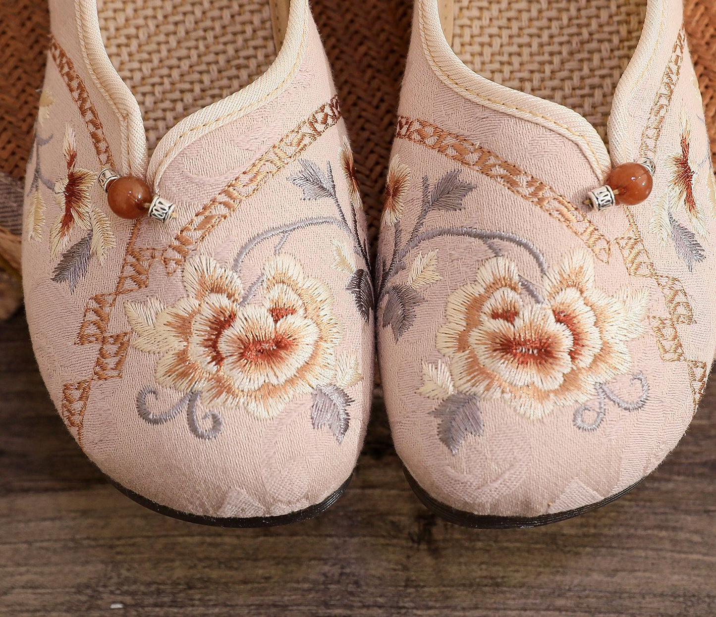 Old Beijing Style Women’s Flats — Retro Embroidered Costume Shoes