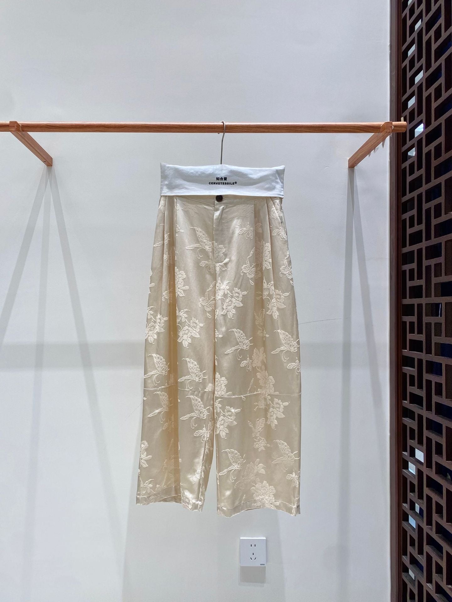 High-End Elegant Jacquard Slimming Loose Pants for Women