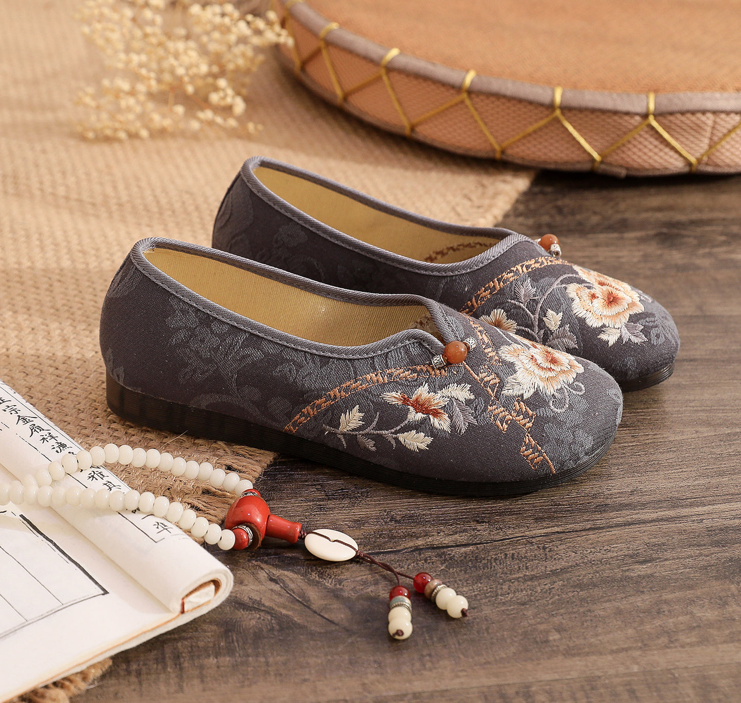 Old Beijing Style Women’s Flats — Retro Embroidered Costume Shoes