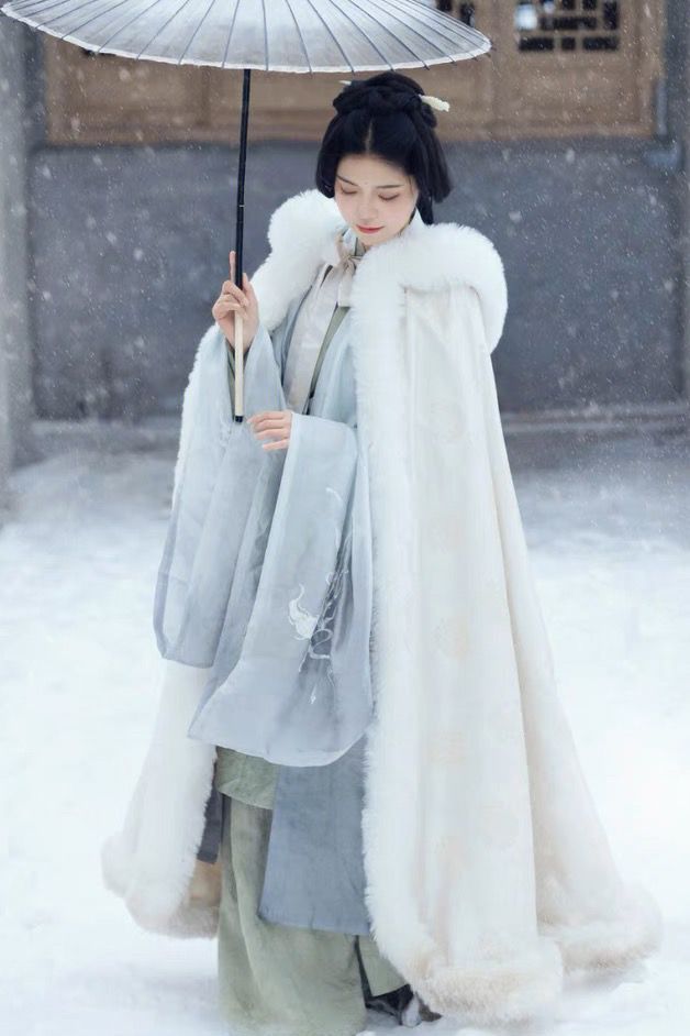 White Woolen Hanfu Cloak – Winter Thickened Fleece Cape for Women